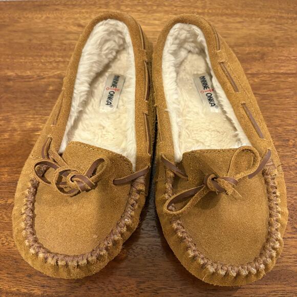 Minnetonka Other - Minnetonka Slippers Youth Size 2 Tan Suede Moccasin Faux Fur Lined Bow 4811
